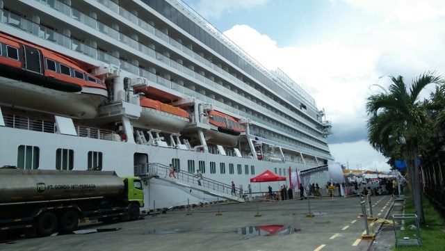 Kapal Viking Sun saat merapat di Pelabuhan Benoa, Bali - KAD