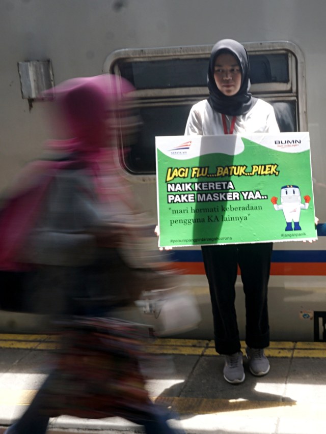 Seoarang petugas PT KAI di Stasiusn Pasar Senen melakukan sosialisasi bahaya virus corona, Senin (9/3). Foto: Iqbal Firdaus/kumparan