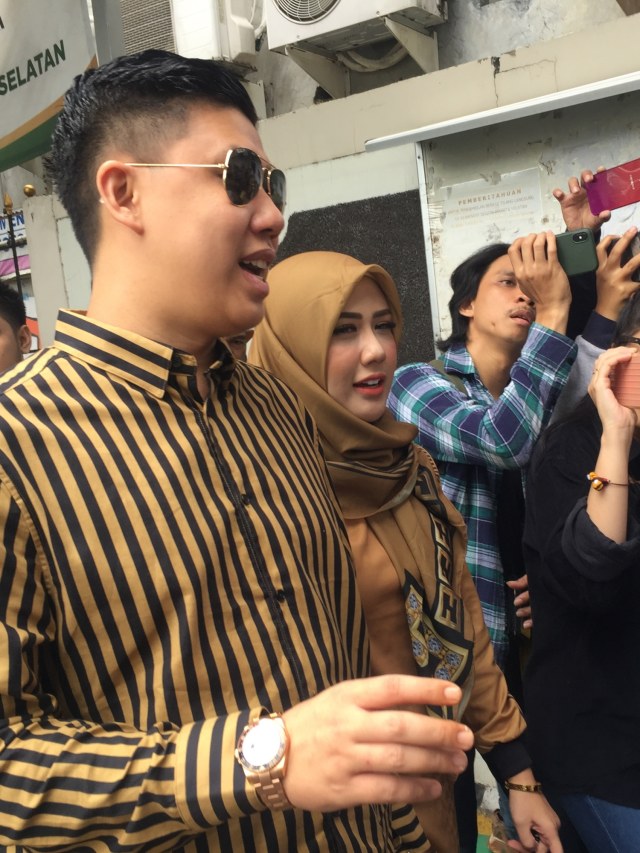 Pablo Benua dan Rey Utami di Pengadilan Negeri Jakarta Selatan, Senin (9/3). Foto: Sarah Yulianti Purnama/kumparan