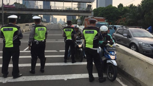 Foto penindakan kendaraan bermotor yang melanggar lalu lintas oleh pihak kepolisian/ sumber: kumparan