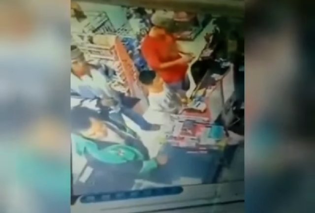 Tangkapan layar video yang menunjukkan driver ojol menampar seorang kasir minimarket di Palembang. (foto: istimewa)