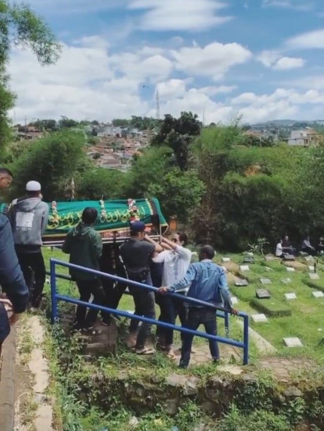 Suasana proses pemakaman ayah Edward Akbar. Foto: Instagram/ @kimbrlyryder