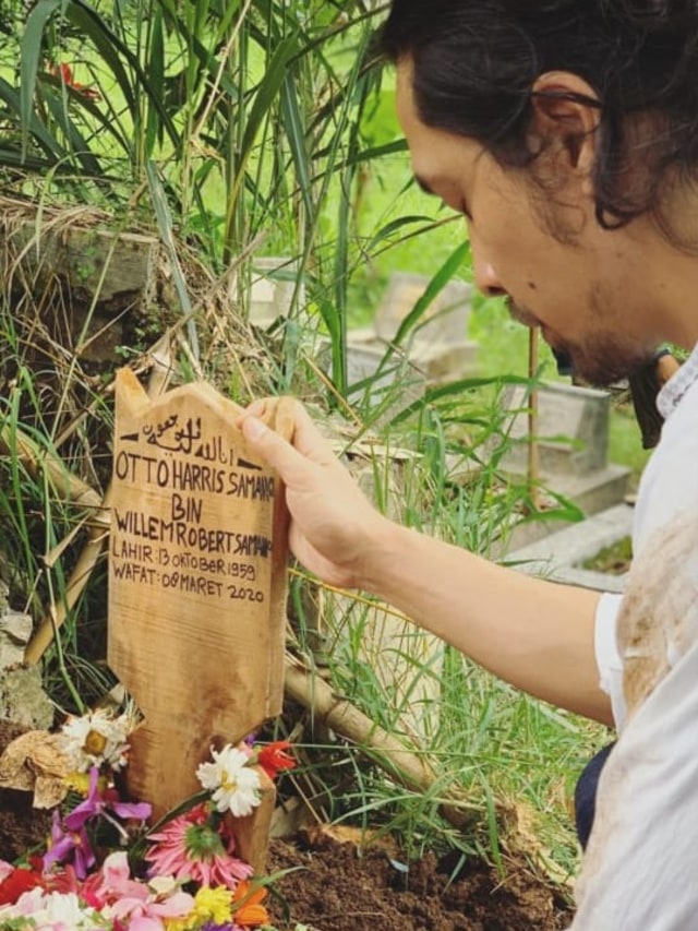 Suasana proses pemakaman ayah Edward Akbar. Foto: Instagram/ @kimbrlyryder