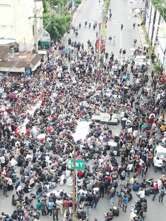 Mahasiswa mengikuti aksi Gejayan Memanggil Tolak RUU Omnibus Law di Simpang Tiga Colombo, Gejayan, Sleman, DI Yogyakarta. Foto: Dok. Istimewa 