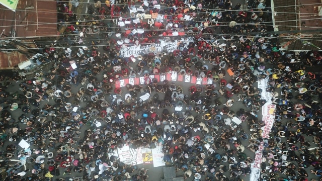 Foto udara mahasiswa mengikuti aksi Gejayan Memanggil Tolak RUU Omnibus Law di Simpang Tiga Colombo, Gejayan, Sleman, DI Yogyakarta. Foto: Dok. Istimewa 