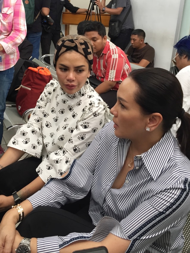 Nikita Mirzani dan Fitri Salhuteru di Pegadilan Negeri Jakarta Selatan, Senin (9/3). 
 Foto:  Sarah Yulianti Purnama/kumparan 