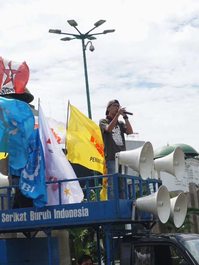 Massa dari Gabungan Serikat Buruh Indonesia menggelar unjuk rasa tolak RUU Omnibus Law Cipta Kerja (Cika) di depan Gedung DPR RI, Jakarta, Senin (9/3). Foto: Fanny Kusumawardhani/kumparan