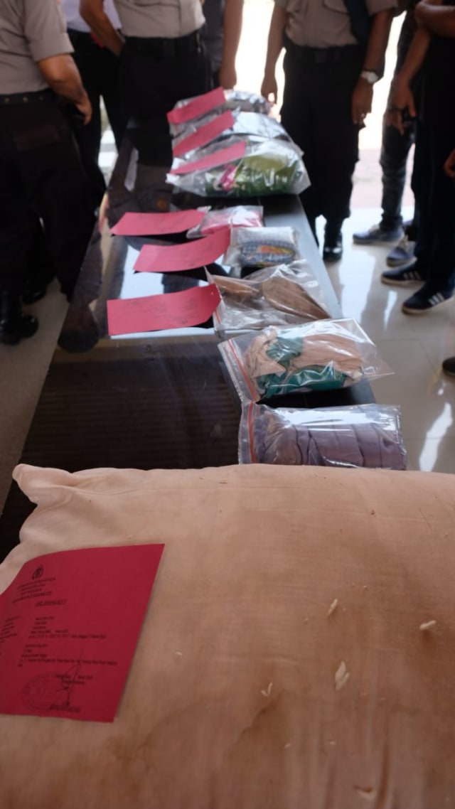 Barang bukti kasus pembunuhan dan pemerkosaan yang digelar di Mapolres Tanjung Balai. Foto: Dok. Istimewa