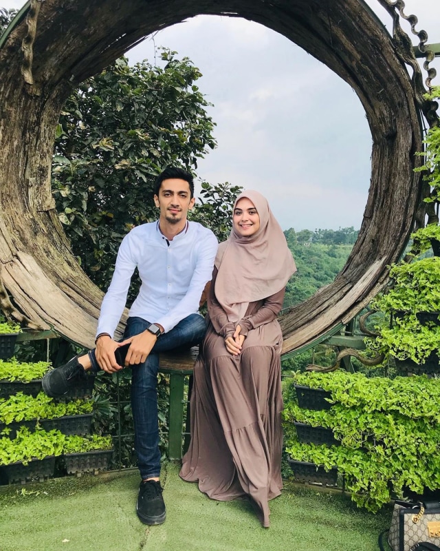 Vebby Palwinta dan Razi Bawazier Foto: Instagram/razibawazier