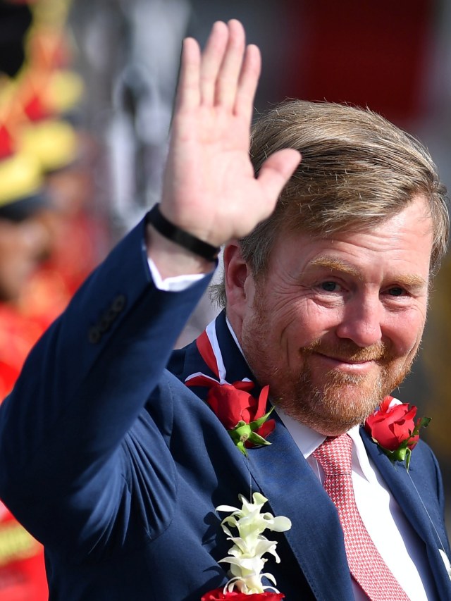 Raja Belanda Willem Alexander melambaikan tangan saat tiba di Bandara Halim Perdanakusuma, Jakarta Timur, Senin (9/3). Foto: ANTARA FOTO/Sigid Kurniawan