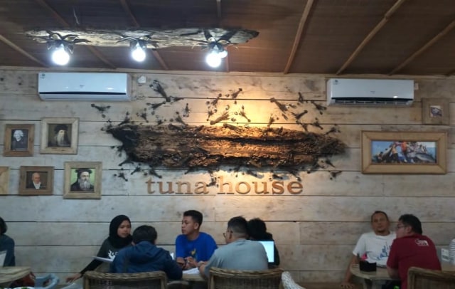 Suasana di Tuna House Manado Foto: Safira/kumparan