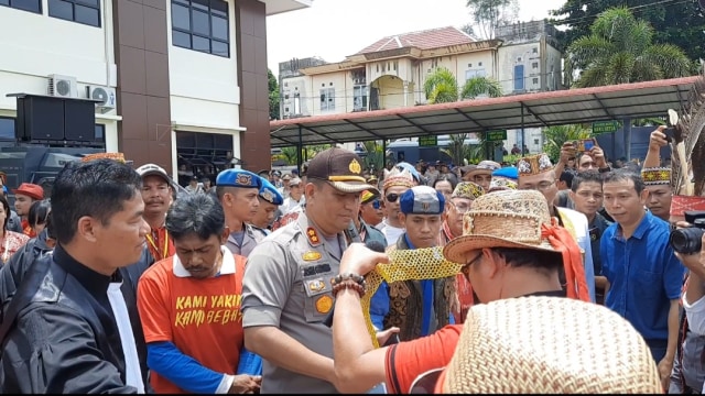 Kapolres Sintang AKBP John Halilintar Ginting menerima pengalungan syal sebagai ucapan terima kasih karena susah menjaga keamanan dengan maksimal. Foto: Yusrizal/Hi!Pontianak