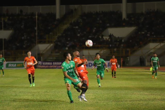 Striker Persiraja asal Brasil, Vanderlei Francisco, saat mengontrol bola dalam laga pekan perdana Liga 1 2020. Foto: Windy Phagta/acehkini