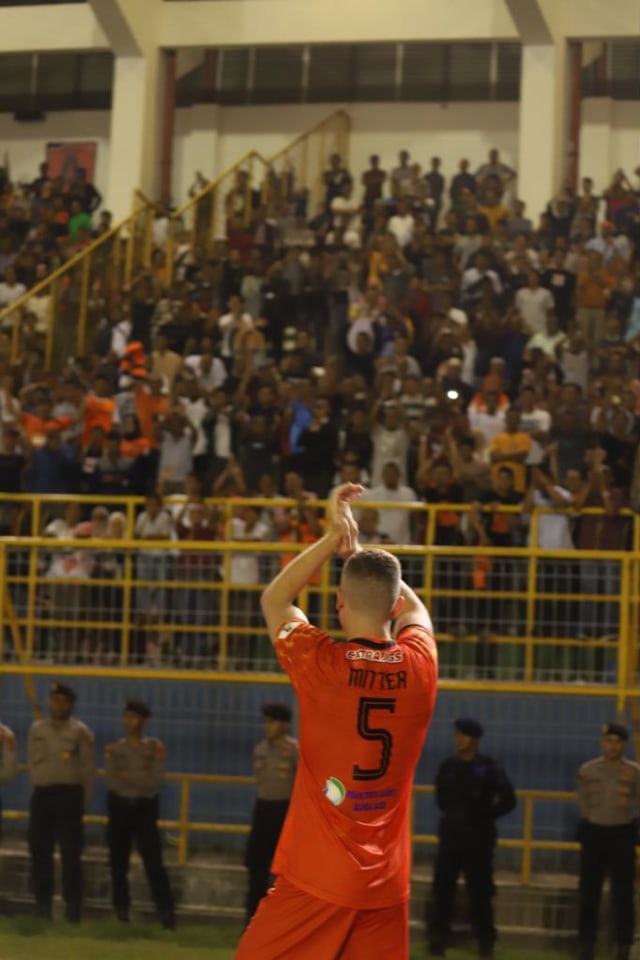 Adam Mitter bek asing Persiraja beberapa berhasil menghadang pergerakan pemain Madura United di laga pekan kedua Liga 1 2020. Foto: Windy Phagta/acehkini