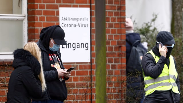 Warga Berlin menggunakan masker untuk menghindari tertular virus corona. Foto: REUTERS / Michele Tantussi