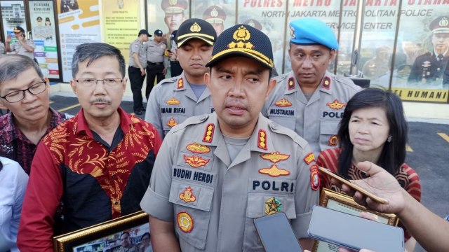 Kapolres Jakarta Utara Kombes Pol Budhi Herdi Susianto (tengah) memberikan keterangan usai menyerahkan penghargaan untuk penjual masker dengan harga normal. Foto: Helmi Afandi Abdullah/kumparan