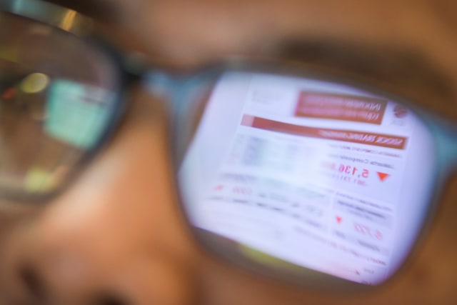 Pekerja melihat layar pergerakan saham di Jakarta, Senin (9/3). Foto: ANTARA FOTO/Galih Pradipta