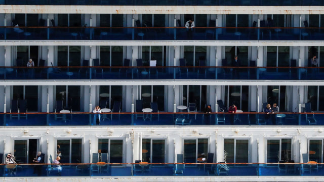 Suasana di atas kapal pesiar Grand Princess yang bersandar di Pelabuhan Oakland. Foto: REUTERS / Stephen Lam