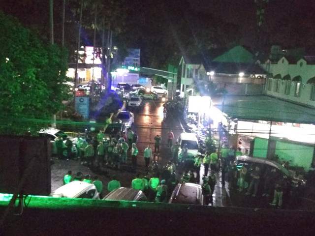 Suasana di depan Hotel Radho Syariah di Jalan Simpang Kawi, Kota Malang, Senin malam (9/3). Foto: dok panitia.
