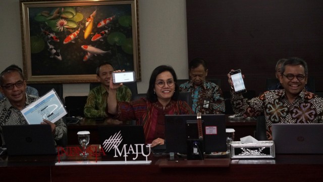 Menteri Keuangan Sri Mulyani, Wamen Keuangan Suahasil Nazara, dan Kepala Dirjen Pajak Suryo Utomo menunjukan bukti SPT elektronik di Jakarta, Selasa (10/1). Foto: Jamal Ramadhan/kumparan