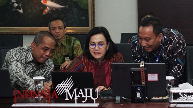 Menteri Keuangan Sri Mulyani berbincang dengan Kepala Direktorat Jenderal Pajak Suryo Utomo di Kantor Dirjen Pajak, Jakarta, Selasa (10/3). Foto: Jamal Ramadhan/kumparan