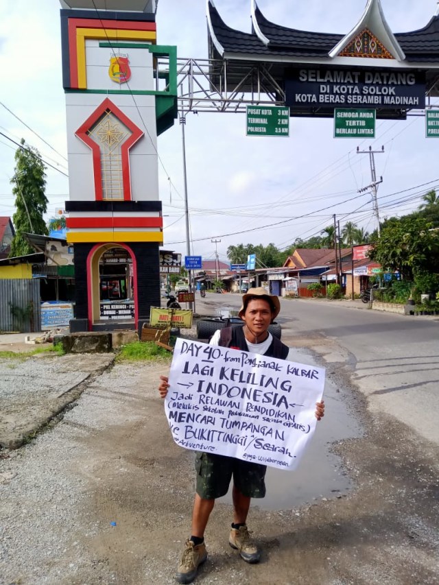 Yoga Ilhamsyah saat mencari tumpangan ketika berada di Sumatera. Foto: Dok. Yoga Ilhamsyah