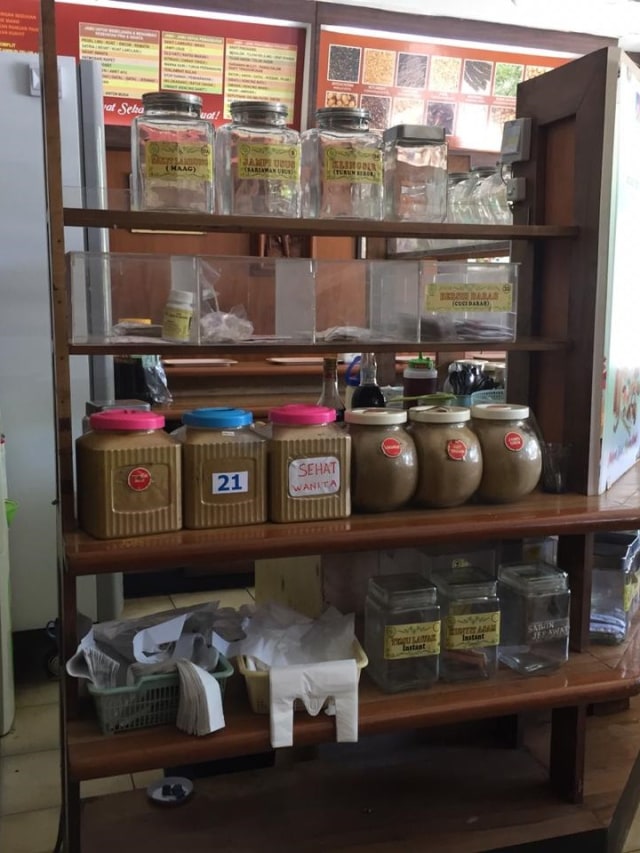 Jamu yang dijual di Kedai Jamu Bukti Mentjos di Salemba Tengah, Jakarta, Selasa (10/3). Foto: Nurul Nur Azizah/kumparan