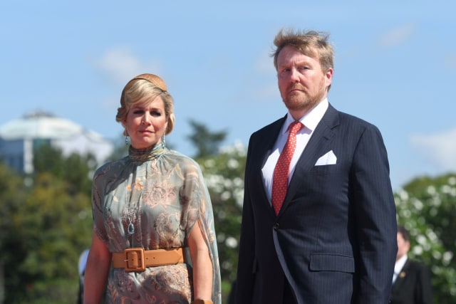 Raja Belanda Willem-Alexander dan Ratu Maxima Zorreguieta Cerruti berjalan setibanya di Taman Makam Pahlawan Nasional Utama Kalibata, Jakarta, Selasa (10/3). Foto: ANTARA FOTO/Akbar Nugroho Gumay