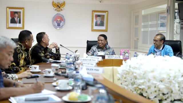 Pertemuan Menpora Zainudin Amali (tengah) dengan PSSI dalam rapat persiapan Piala Dunia U-20 2021 di Kemenpora, Selasa (10/3/2020). Foto: Ferry Tri Adi/kumparan