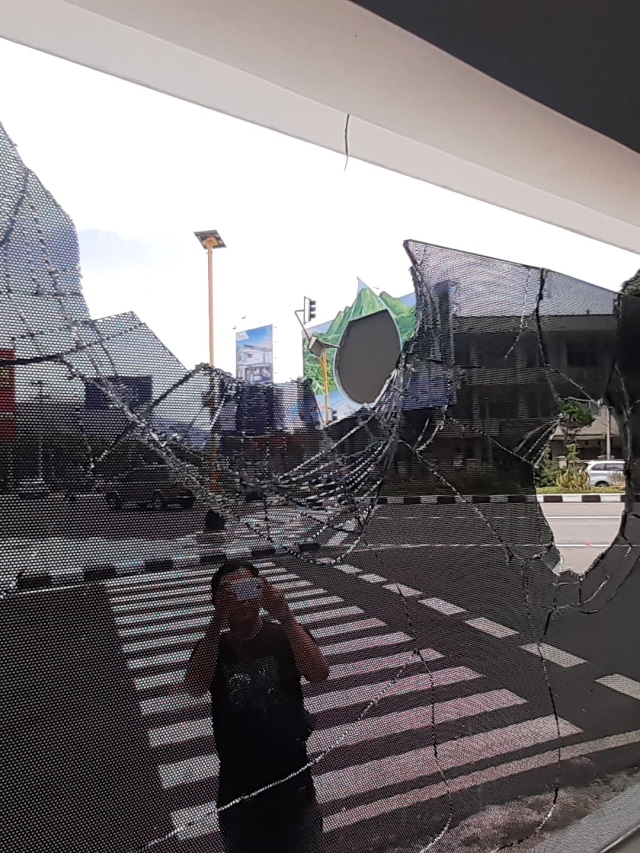Kaca pos polisi Kentungan, Kabupaten Sleman, yang pecah. Foto: Arfiansyah Panji Purnandaru/kumparan