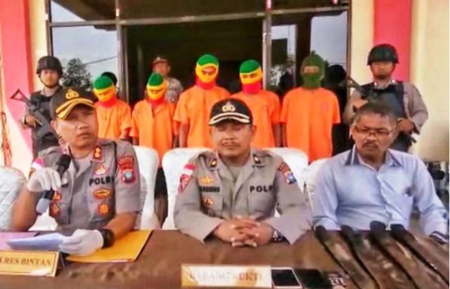Kapolres Bintan, AKBP Bambang Sugihartono menunjukkan barang bukti dan lima pelaku pembalakan kayu ilegal. (Foto: Ari/batamnews)