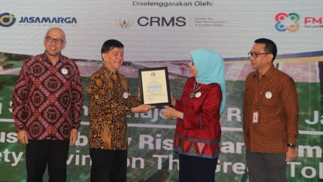 Jasa Marga meraih sertifikat green toll road atau tol ramah lingkungan buat 2 jalan tol yang dikelolanya. Foto: Dok. Jasa Marga
