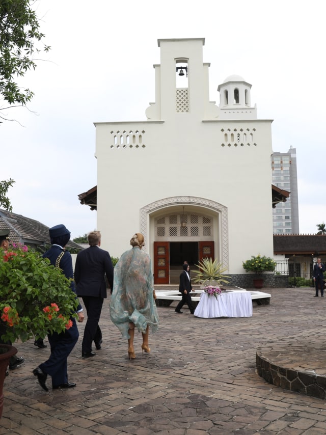 Raja Belanda Willem Alexander didampingi Ratu Maxima Zorreguieta Cerruti saat memasuki Ereveld Menteng Pulo, Jakarta, Selasa (10/3). Foto: Aditia Noviansyah/kumparan