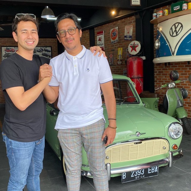 Raffi Ahmad membeli mobil klasik Andre Taulany. Foto: Instagram / @raffinagita1717