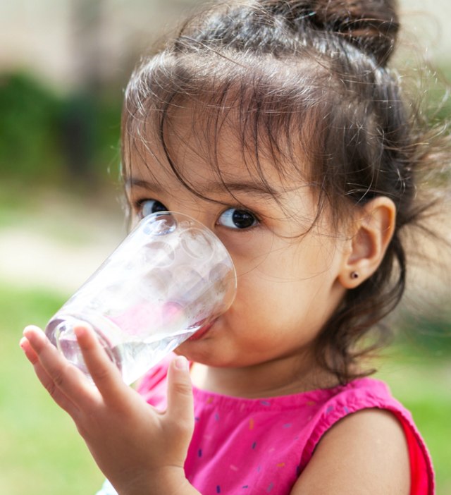 Ilustrasi anak balita minum air putih. Foto: Shutterstock