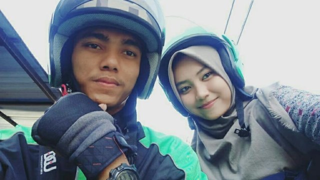 Driver ojol, Abdul Azis, bersama penumpang yang kini menjadi istrinya. Foto: Dok. Pribadi