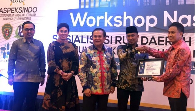 Bupati Kepulauan Siau Tagulandang Biaro (Sitaro), Evangelian Sasingen yang juga Bendahara Aspeksindo saat kegiatan Workshop Nasional Sosialisasi RUU Daerah Kepulauan