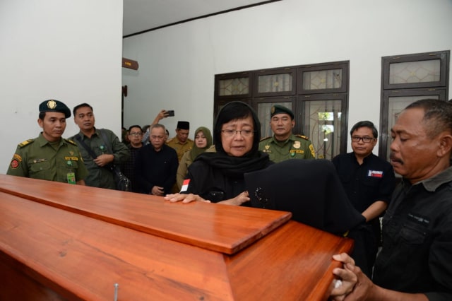Tangis Menteri LHK Saat Melepas 6 Rimbawan TN Sebangau Yang Gugur Dalam Tugas. Foto: Dok. KLHK