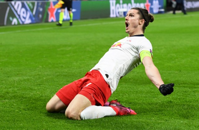 Pemain RB Leipzig Marcel Sabitzer melakukan selebrasi usai mencetak gol ke gawang Tottenham Hotspur, Rabu (11/3). Foto: REUTERS/Annegret Hilse