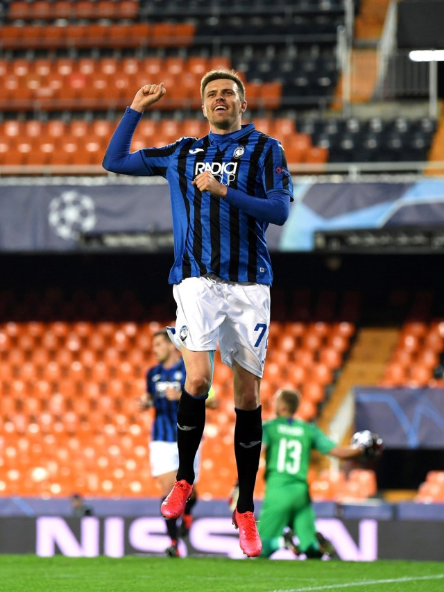 Pemain Atalanta, Josip Ilicic melakukan selebrasi usai mencetak gol ke gawang Valencia, Rabu (11/3). Foto: UEFA Pool/Handout via REUTERS