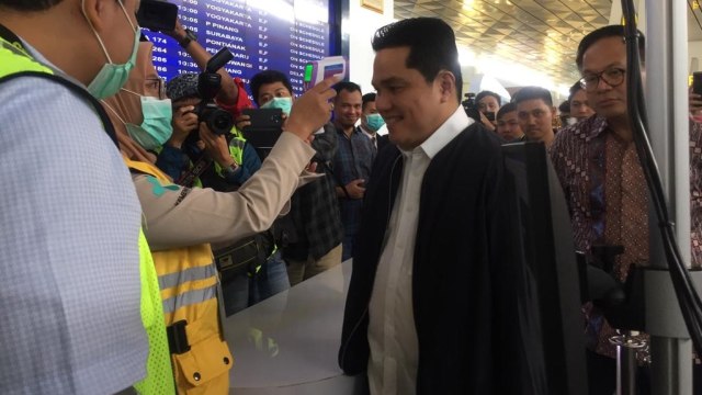 Menteri BUMN Erick Thohir melakukan pemeriksaan suhu tubuh di Terminal 3 Bandara Soekarno Hatta di Cengkareng, Rabu (11/3). Foto: Ema Fitriyani/kumparan