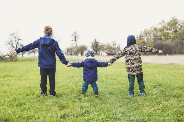 Ilustrasi kakak beradik. Foto: Unsplash