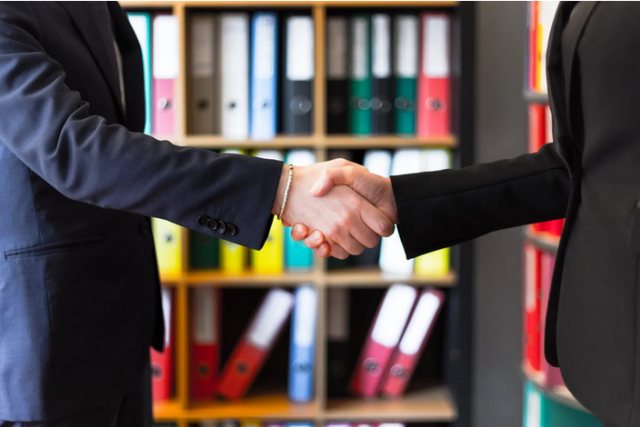 Tidak perlu berjabat tangan, berikut 6 cara untuk menyapa orang lain tanpa perlu bersentuhan | Photo by Pexels/Oleg Magni