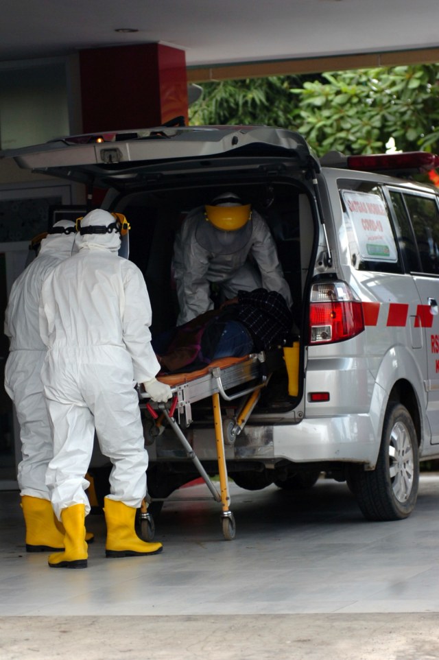 Personel Satgas Mobile COVID-19 membawa pasien diduga terjangkit virus Corona (COVID-19) di Rumah Sakit Suradadi, Kabupaten Tegal, Jawa Tengah, Rabu (11/3). Foto: ANTARA FOTO/Oky Lukmansyah