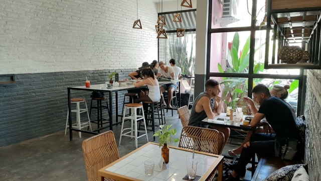 Salah satu kafe di Petitenget, Bali Foto: Azalia Amadea/Kumparan