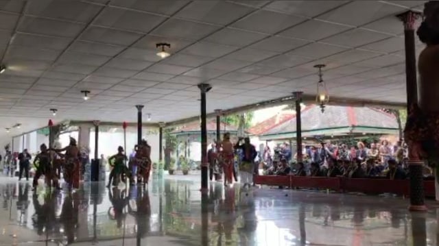 Tarian Beksan Lawung Ageng yang menjadi penyambut bagi kedatangan Raja Wilem Alexander dan Ratu Maxima Zorreguieta Cerruti Belanda di Yogyakarta pada Rabu (11/3/2020). Foto: bfn
