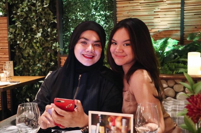 Sarita (kiri) dan Shafa Harris (kanan). Foto: Instagram.com/shafaharris