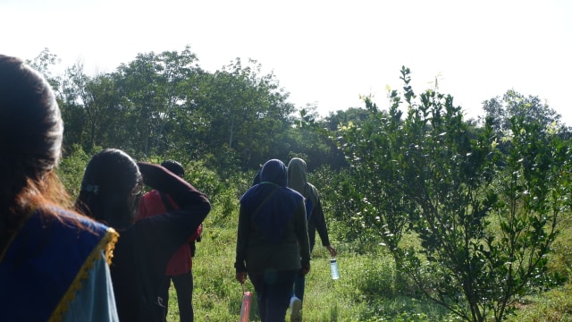 Para peserta Uji Coba Paket Wisata Desa Labuhan Ratu VII saat tracking ke perbatasan pemukiman warga dengan Taman Nasional Way Kambas, Selasa (10/3) | Foto: Obbie Fernando/Lampung Geh