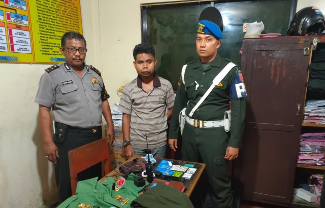 Pelaku penipuan, Ricardo (tengah) diserahkan ke pihak kepolisan, Rabu (11/3) (Foto: istimewa)