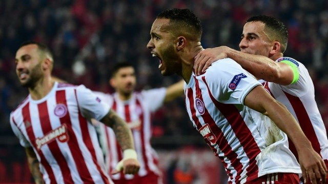 Pemain-pemain Olympiacos merayakan gol. Foto: ARIS MESSINIS / AFP